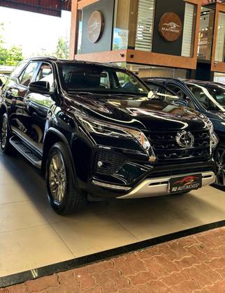 TOYOTA HILUX SW4 2.8 D-4D TURBO DIESEL SRX 7L 4X4 AUTOMÁTICO